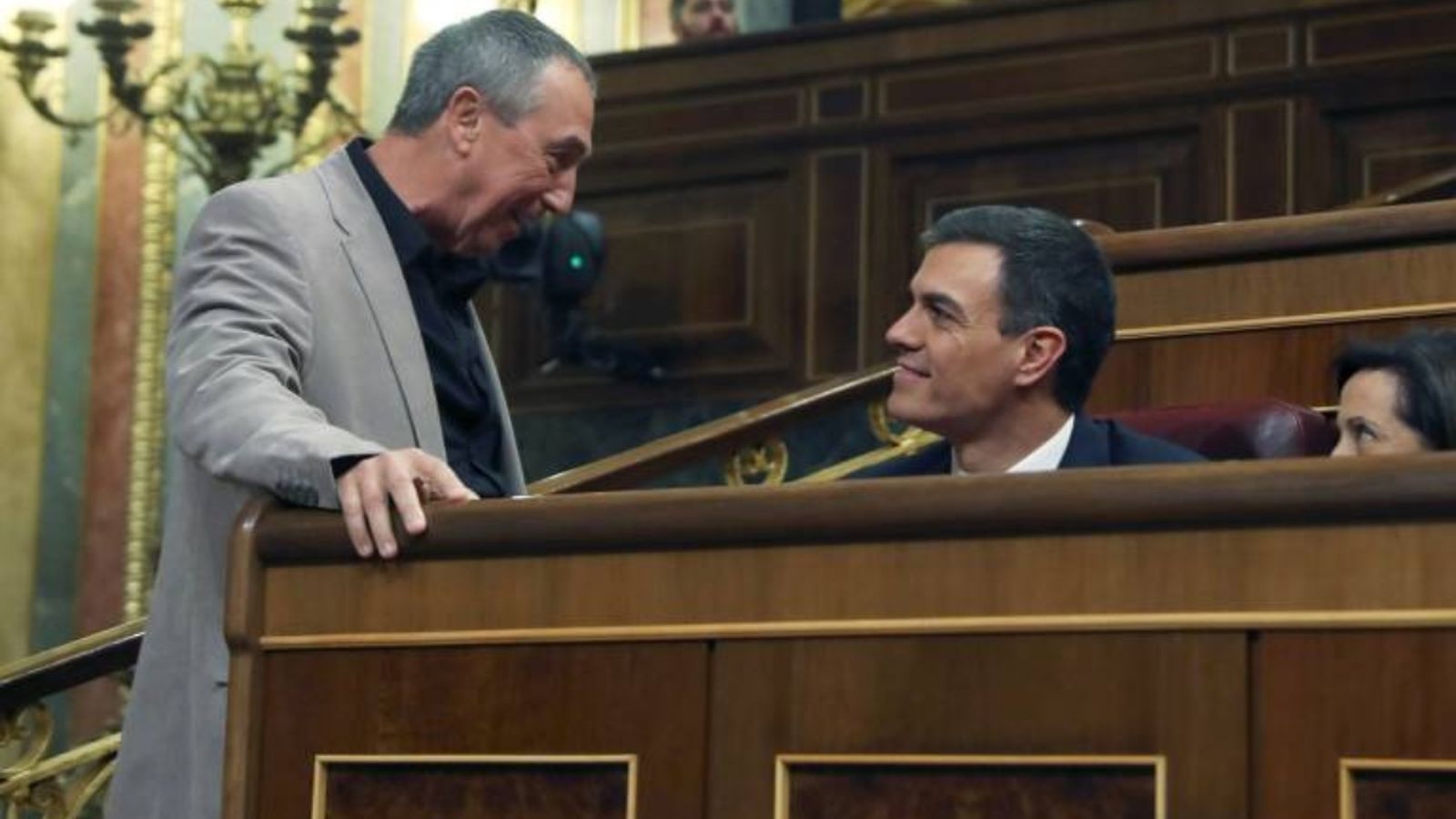 El portaveu de Compromís en el Congrés, Joan Baldoví, i el presidet del govern en funcions, Pedro Sánchez, en una imatge d'arxiu