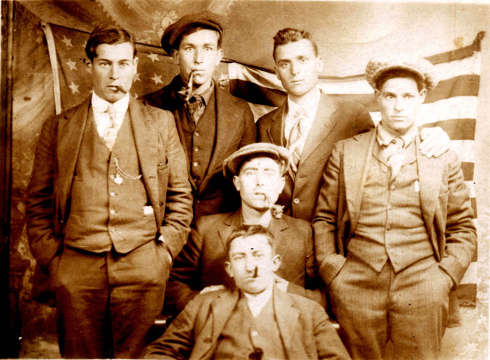 Emigrants de Tàrbena en una imatge que retrata l'èxit. Cedida pel Centre d’Estudis Repoblació Mallorquina.
