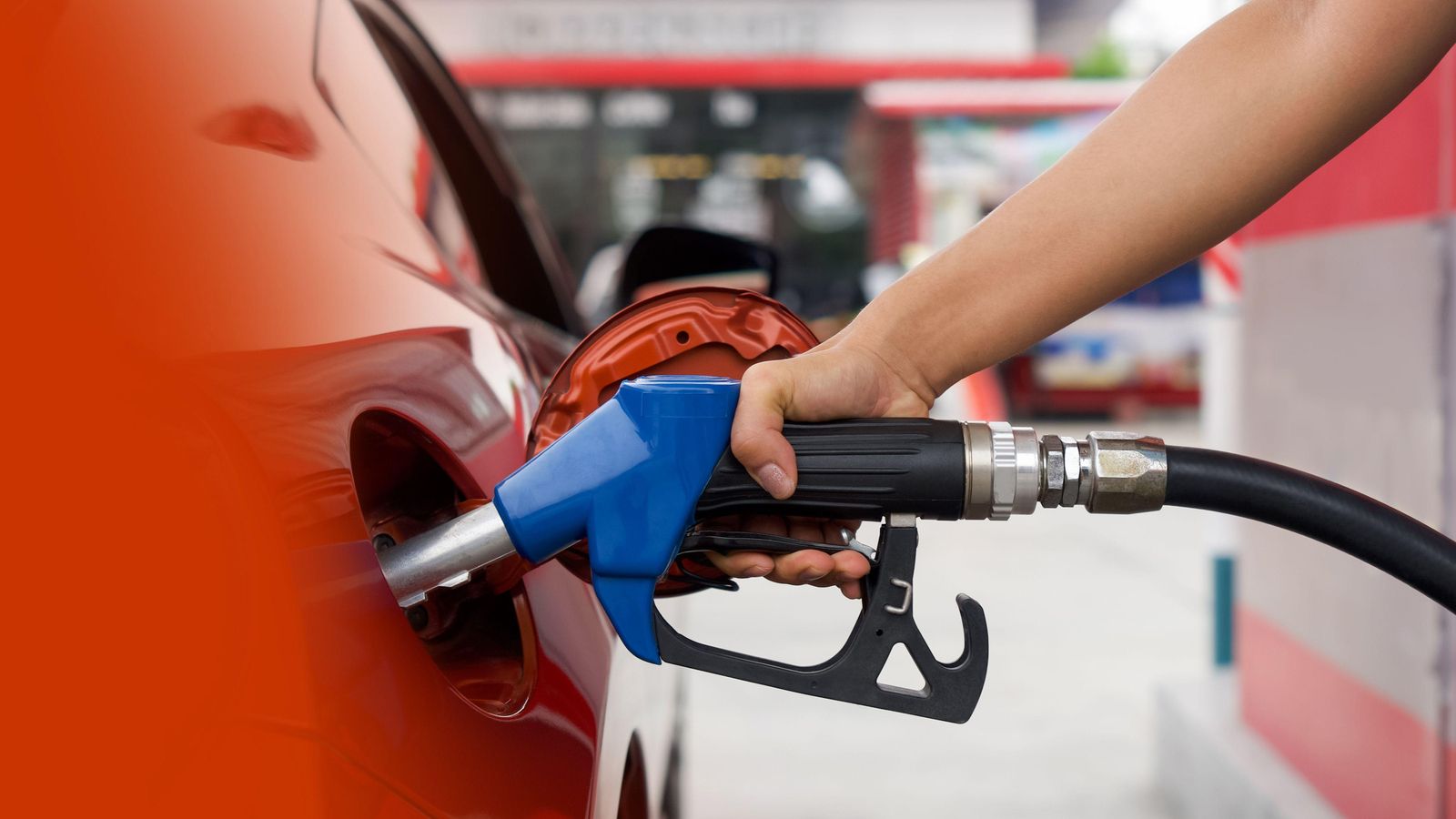 Un conductor ompli de combustible el cotxe Un conductor ompli de combustible el seu cotxe