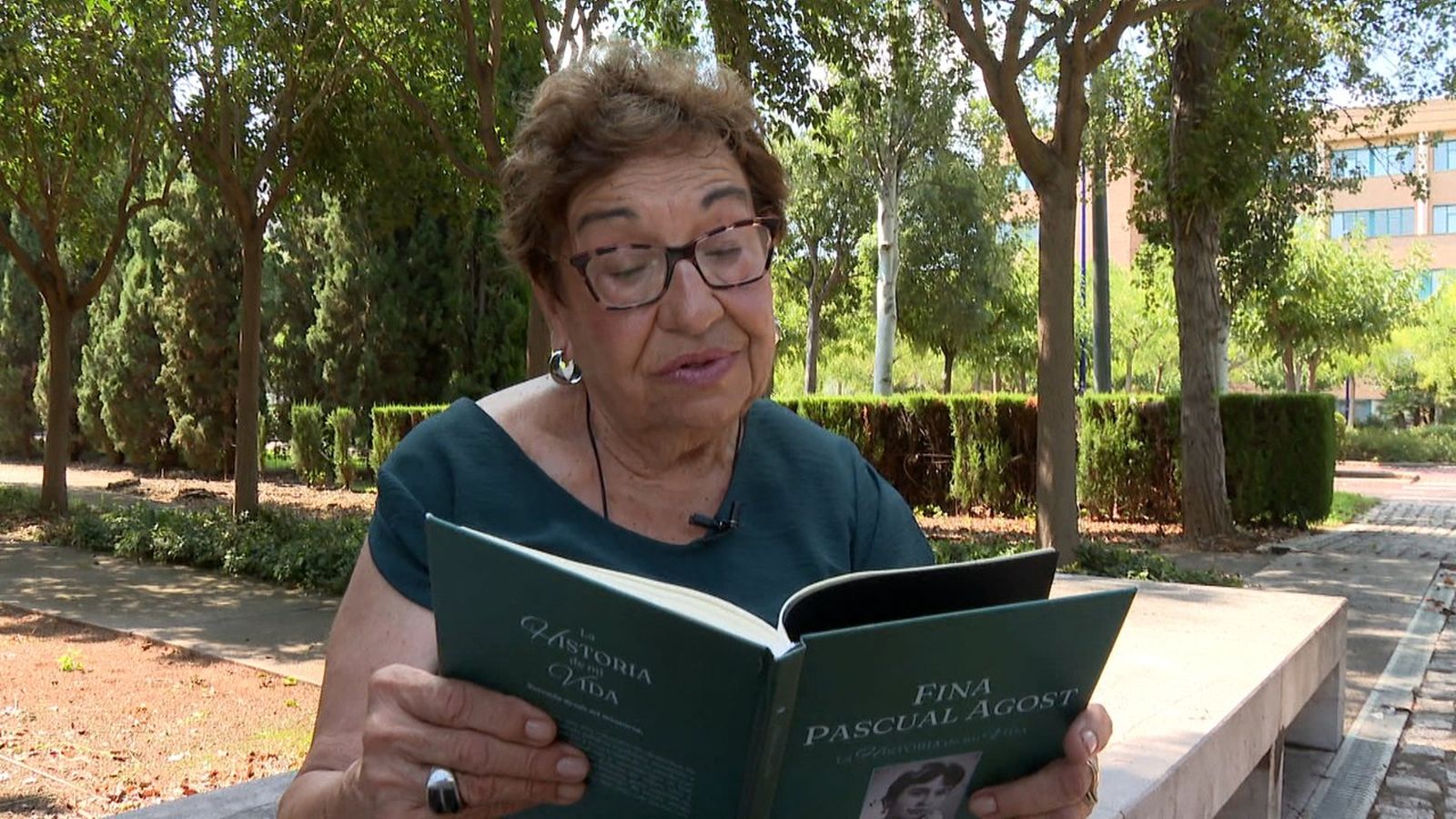 Fina Pasqual, una de les participants en el projecte, llig atenta el seu llibre