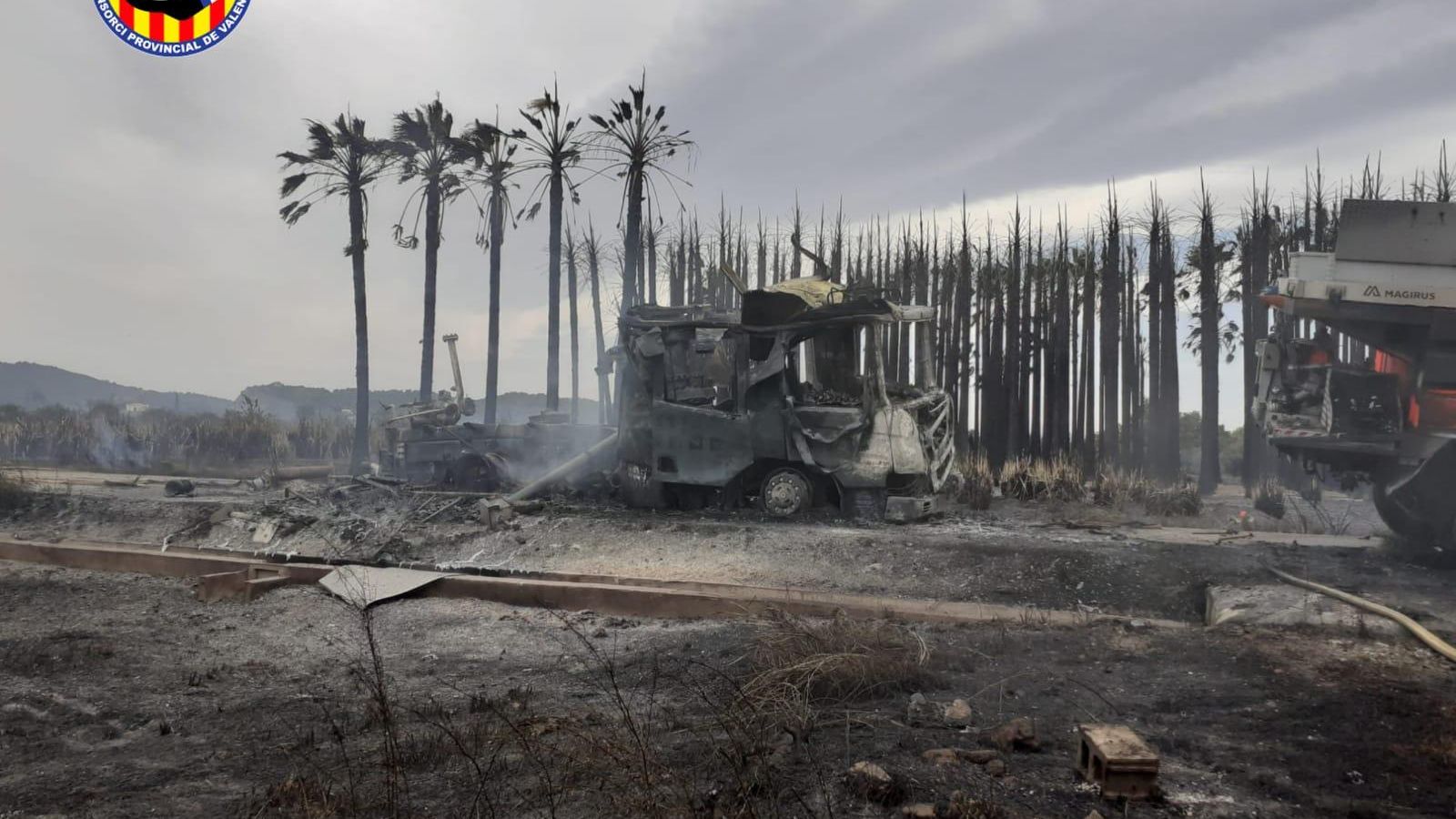 El foc ha calcinat completament dos dels camions de bombers que participaven en l'extinció de l'incendi