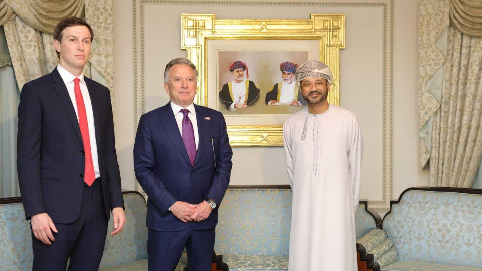 El ministre d’Afers Exteriors d’Oman, Badr bin Hamad Al Busaidi (dreta), rep l’enviat especial dels Estats Units, Steve Wittkopf, i l’exassessor sènior del president nord-americà, Jared Kushner, abans de les negociacions nuclears amb l’Iran acollides per Oman.