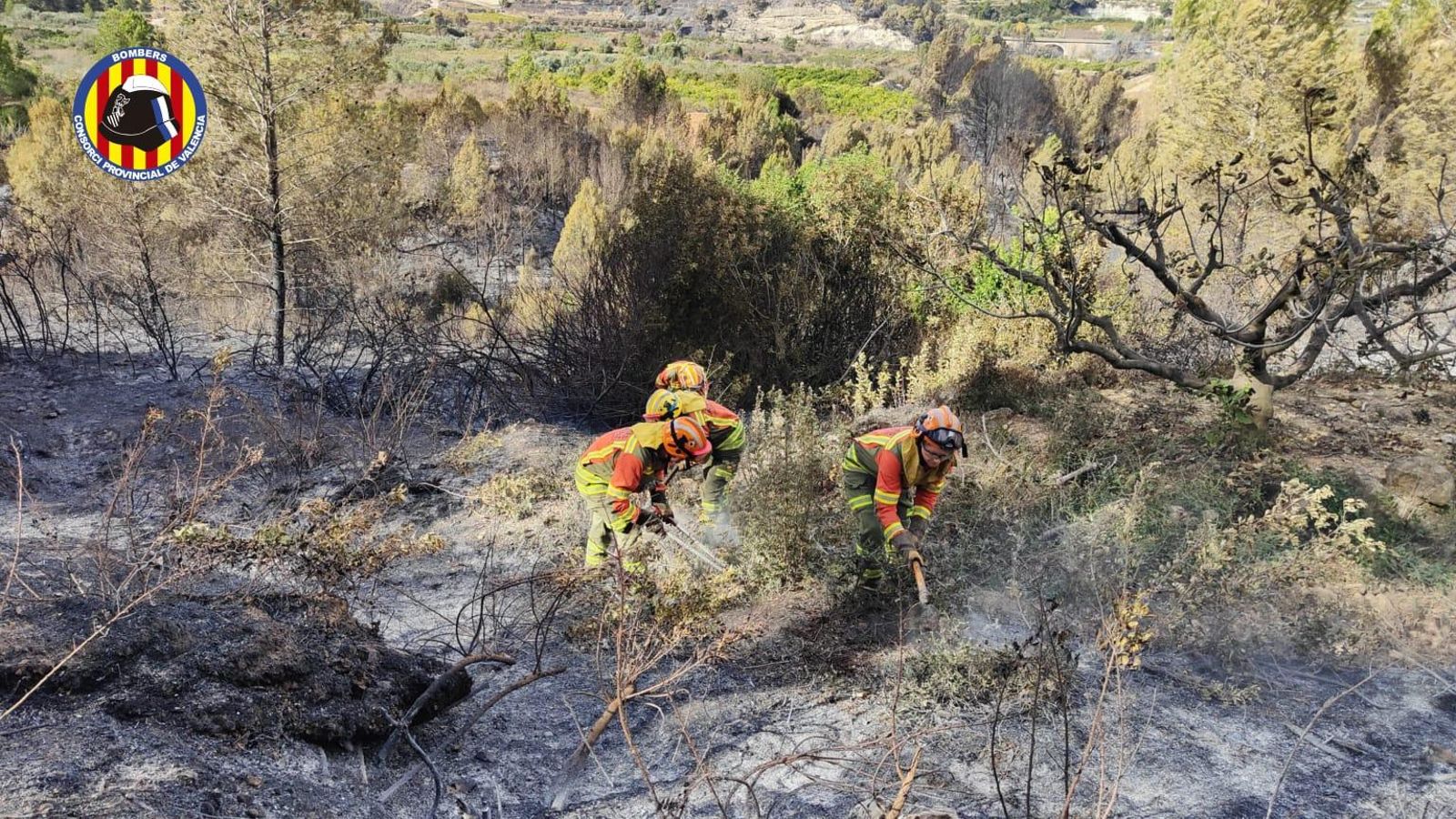 La unitat BRIFO del Consorci de Bombers de València repassael perímetre de l'incendi de Montitxelvo per tal d'evitar reignicions