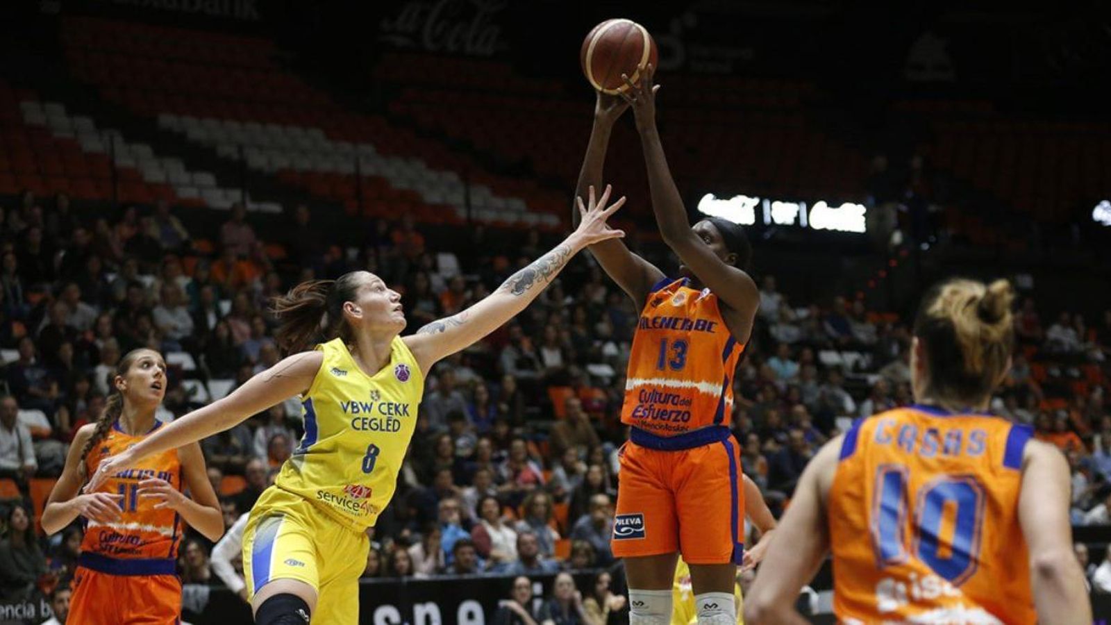 Llançament de la jugadora taronja