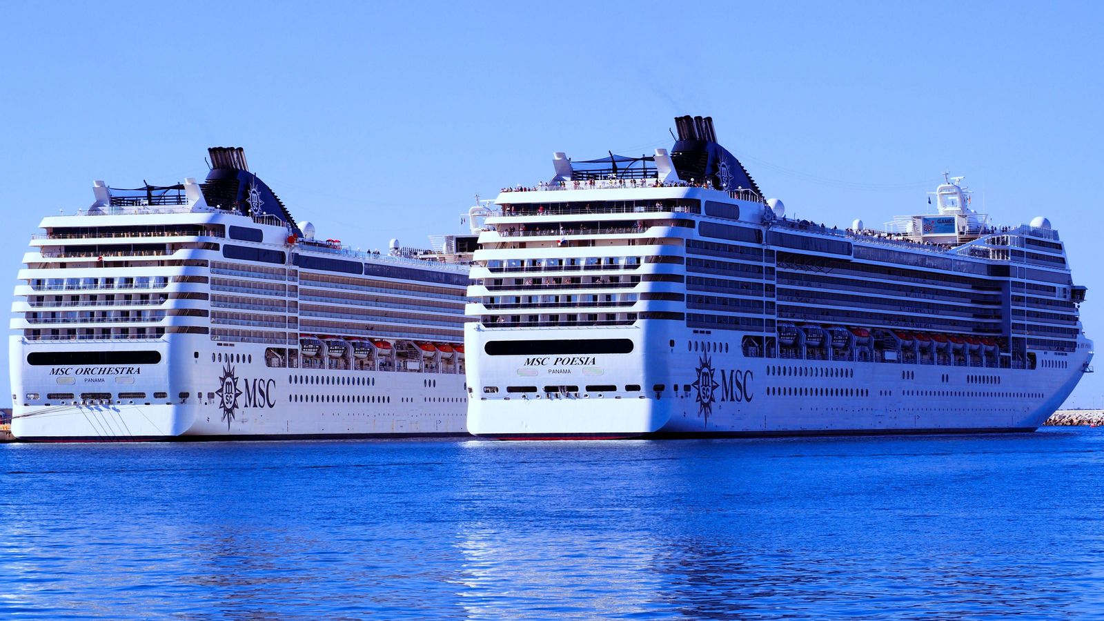 Dos grans vaixells de MSC en aigües d'Alacant, companyia que ha establit a la ciutat un dels seus ports base