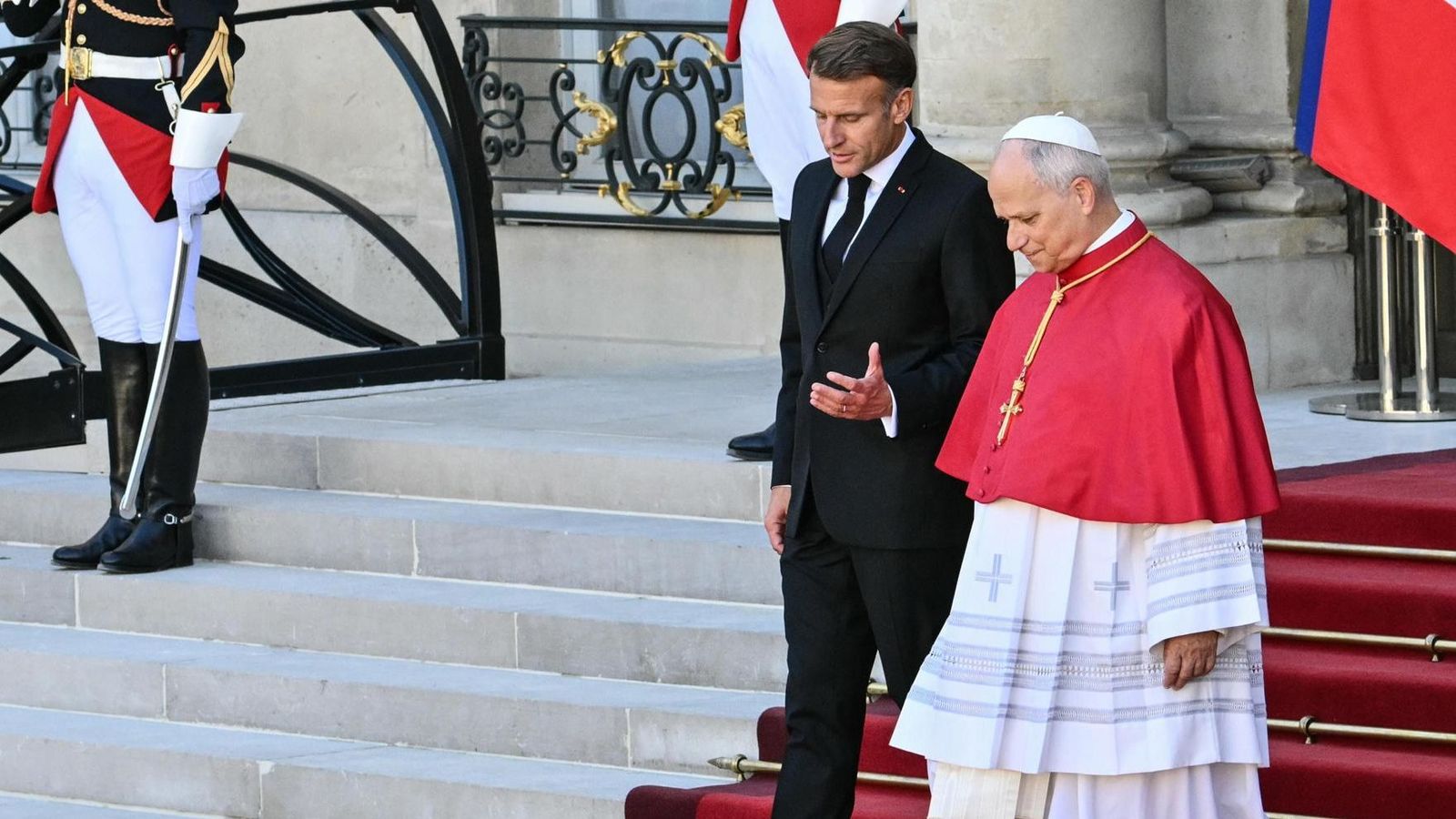 Macron i el papa Lleó XIV conversen al palau de l'Elisi, este divendres