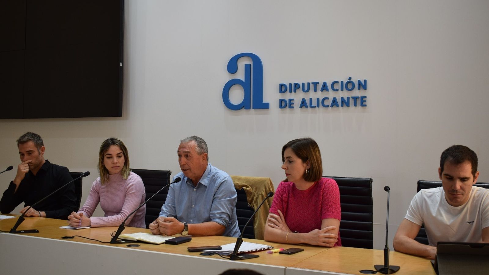 El síndic de Compromís en les Corts, Joan Baldoví; el portaveu de la coalició en la Diputació d'Alacant, Ximo Perles; el portaveu d'Educació en les Corts, Gerard Fullana, i les regidores d'Alacant i d'Elx, Sara Llobell i Esther Díez.