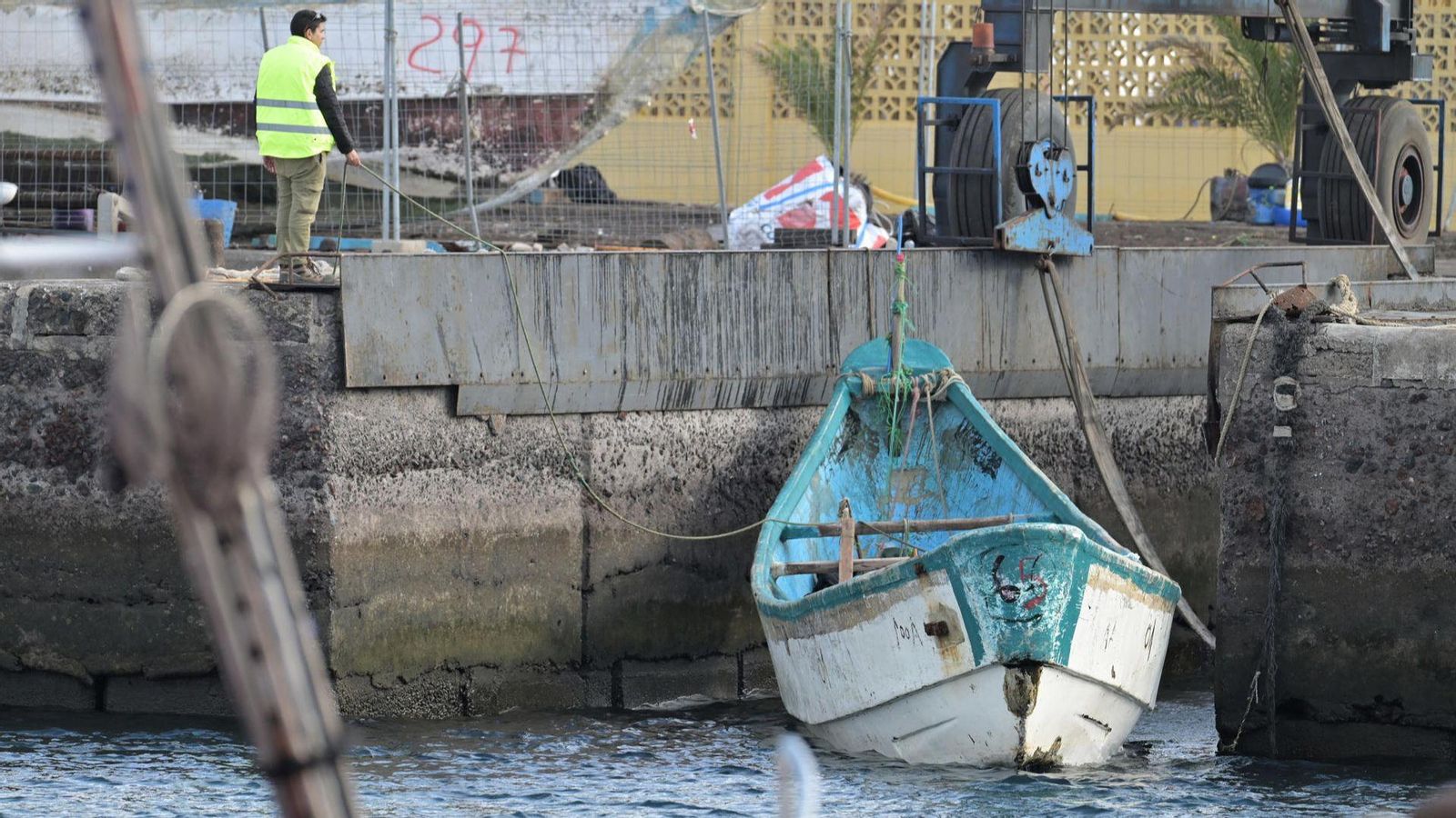 Una de les pasteres que ha arribat a El Hierro, amarrada al port Una de les pasteres que ha arribat a El Hierro amarrada al port