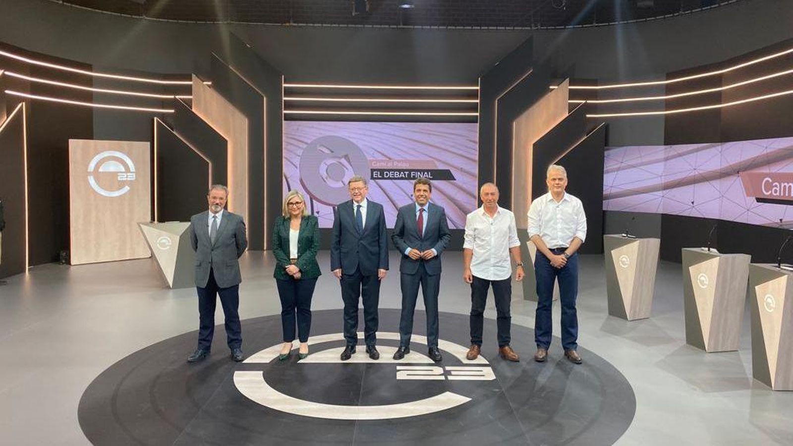 Els candidats i candidates a la presidència de la Generalitat, d’esquerra a dreta: Carlos Flores, Mamen Peris, Ximo Puig, Carlos Mazón, Joan Baldoví i Héctor Illueca