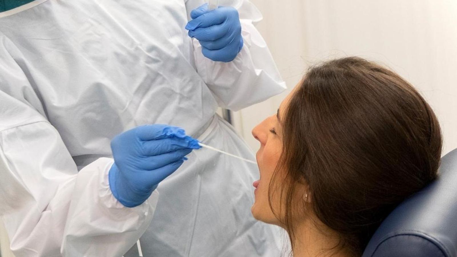 Sanitari realitzant una prova