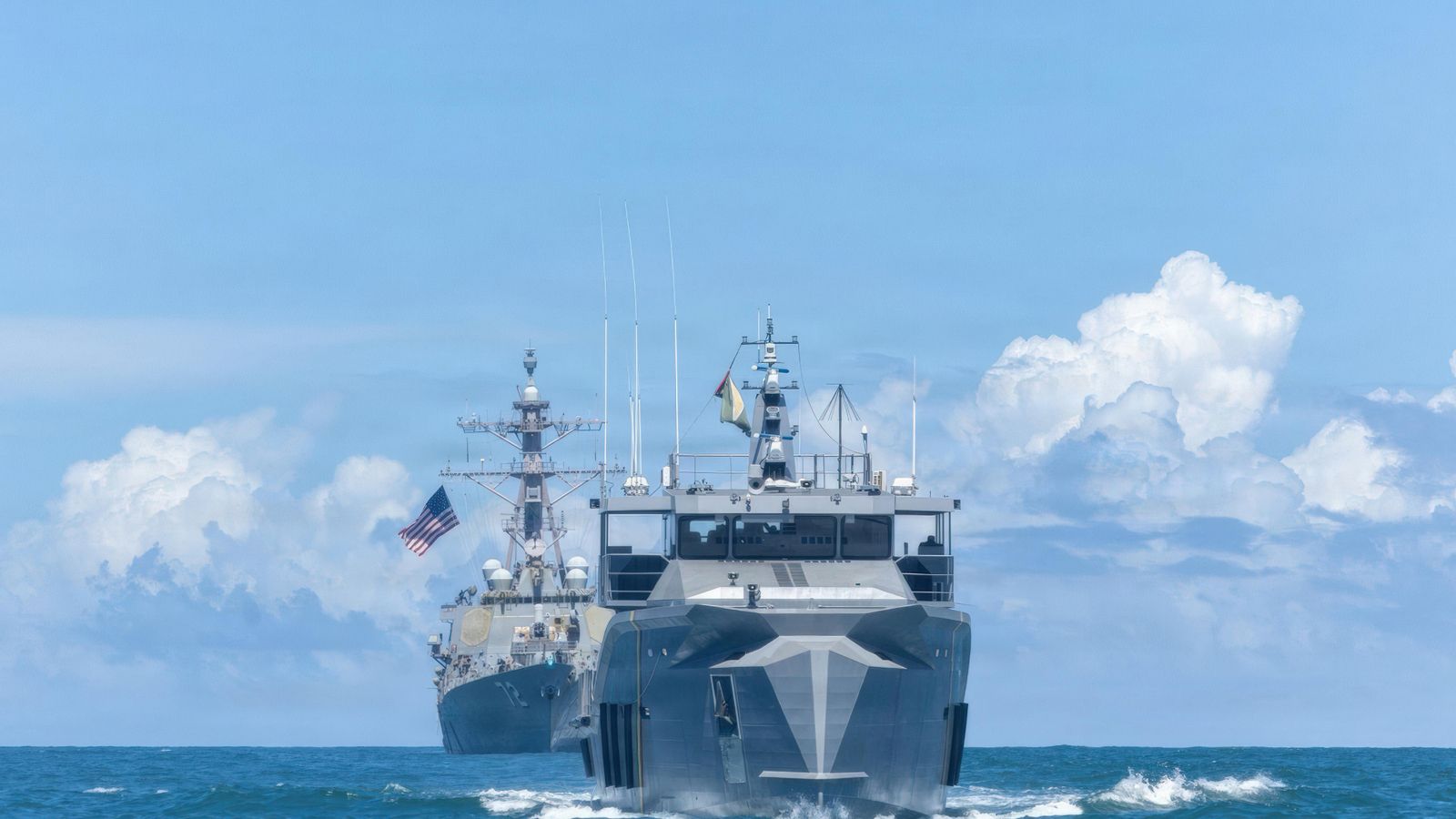 El destructor nord-americà USS Winston S. Churchill patrulla junt amb el vaixell de vigilància GDFS Shahous de la Guayana, durant operacions contra el narcotràfic en aigües internacionals del Carib el 22 de novembre de 2025