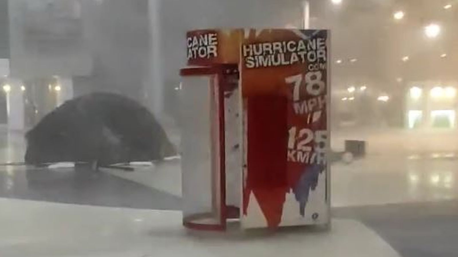 El vent va moure la màquina de simulador d'huracans al centre comercial Heron City de Paterna