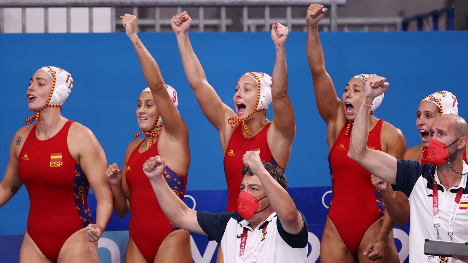 Les jugadores espanyoles a la banqueta celebre un gol contra Hongria