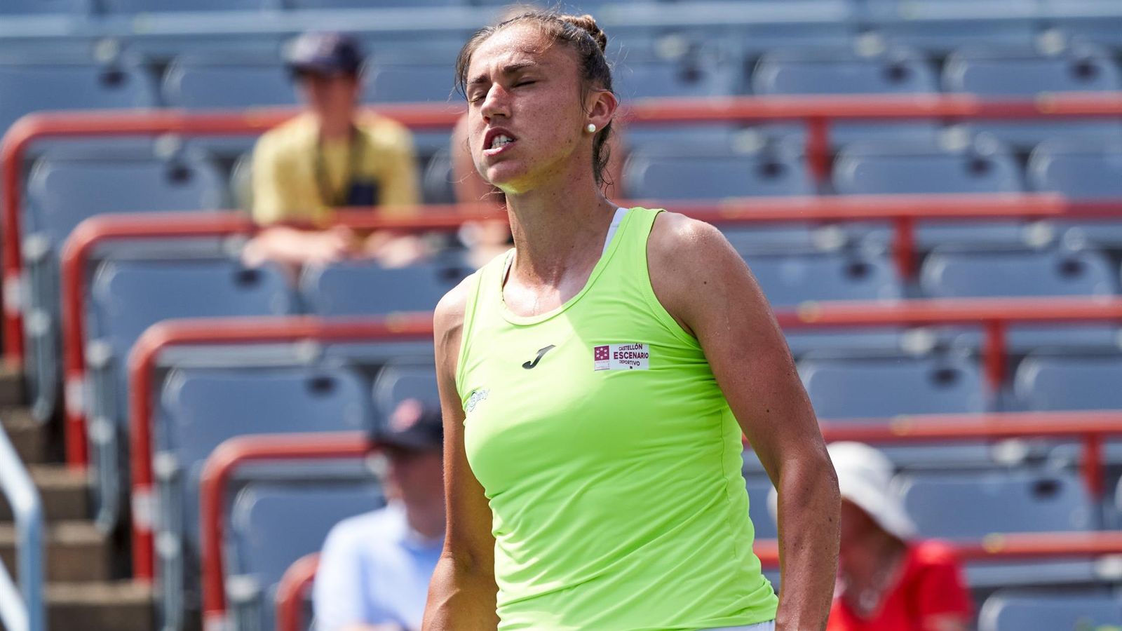 Sara Sorribes es lamenta després d'una errada