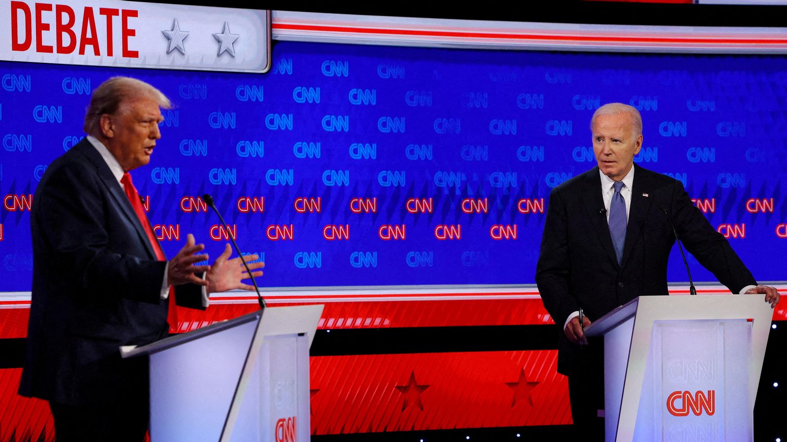 El president dels els EUA i candidat demòcrata, Joe Biden, escolta al candidat republicà i expresident Donald Trump durant el debat a Atlanta, Geòrgia, el 27 de juny