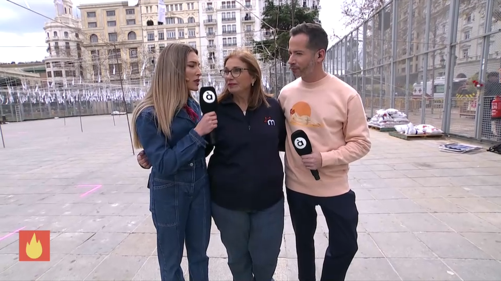 Reyes Martí és entrevistada minuts abans de la mascletà del 8 de març a la plaça de l'Ajuntament de València