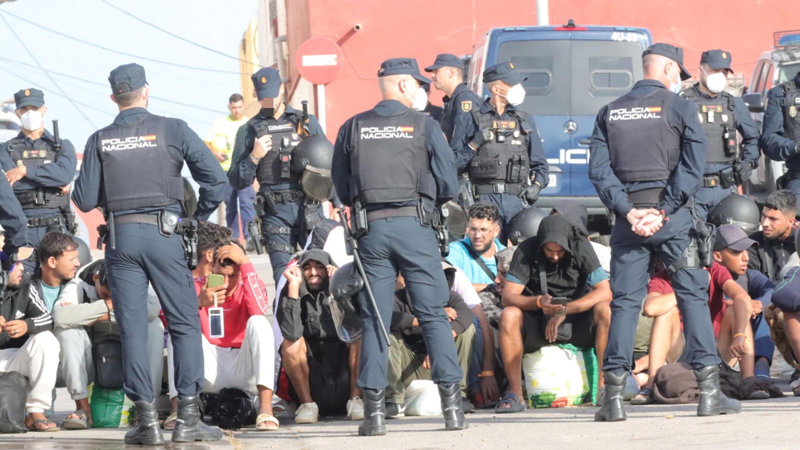 Policies nacionals amb un grup de migrants a Ceuta