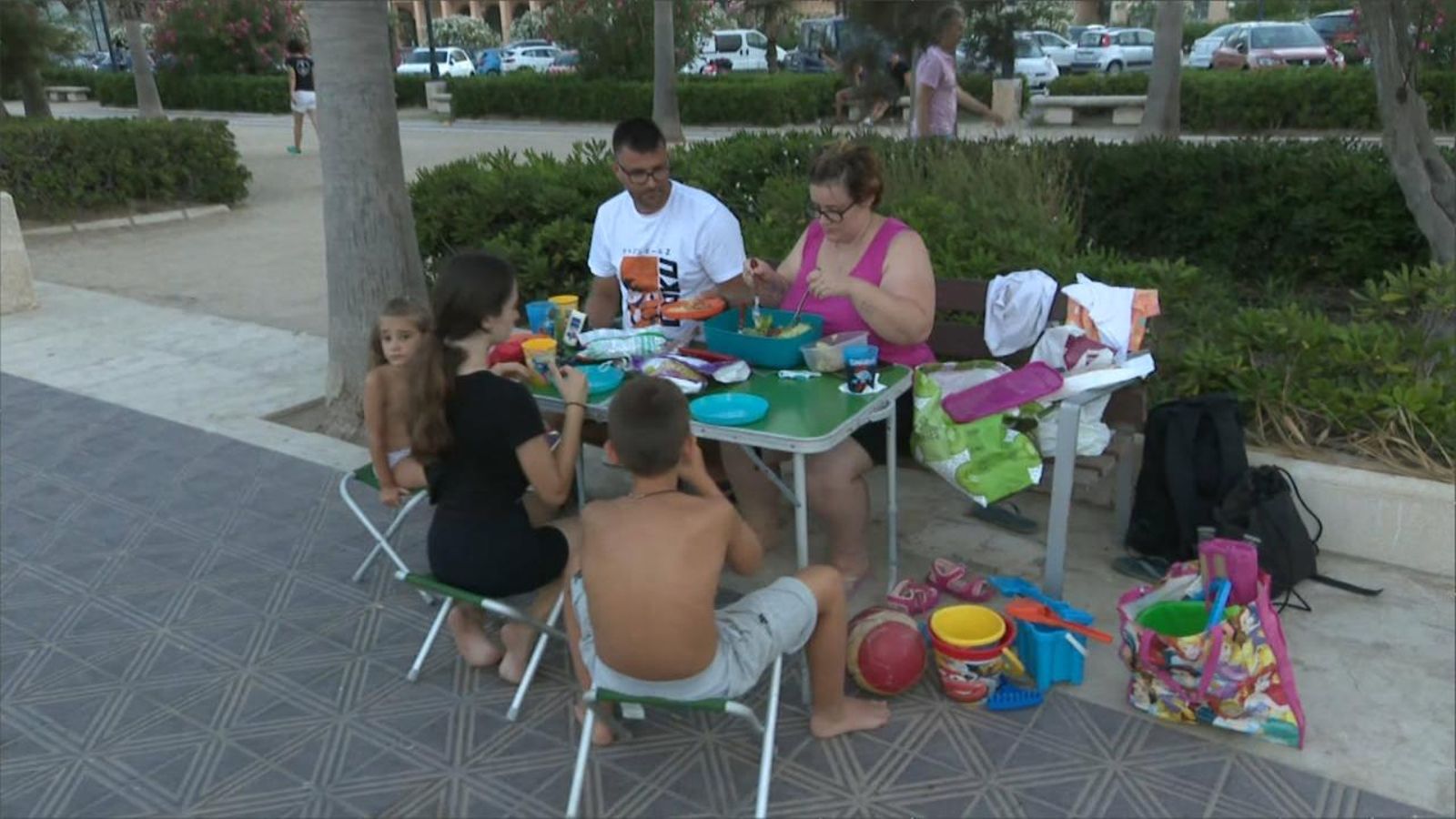 El veïnat lluita contra les nits tòrrides a la platja de València