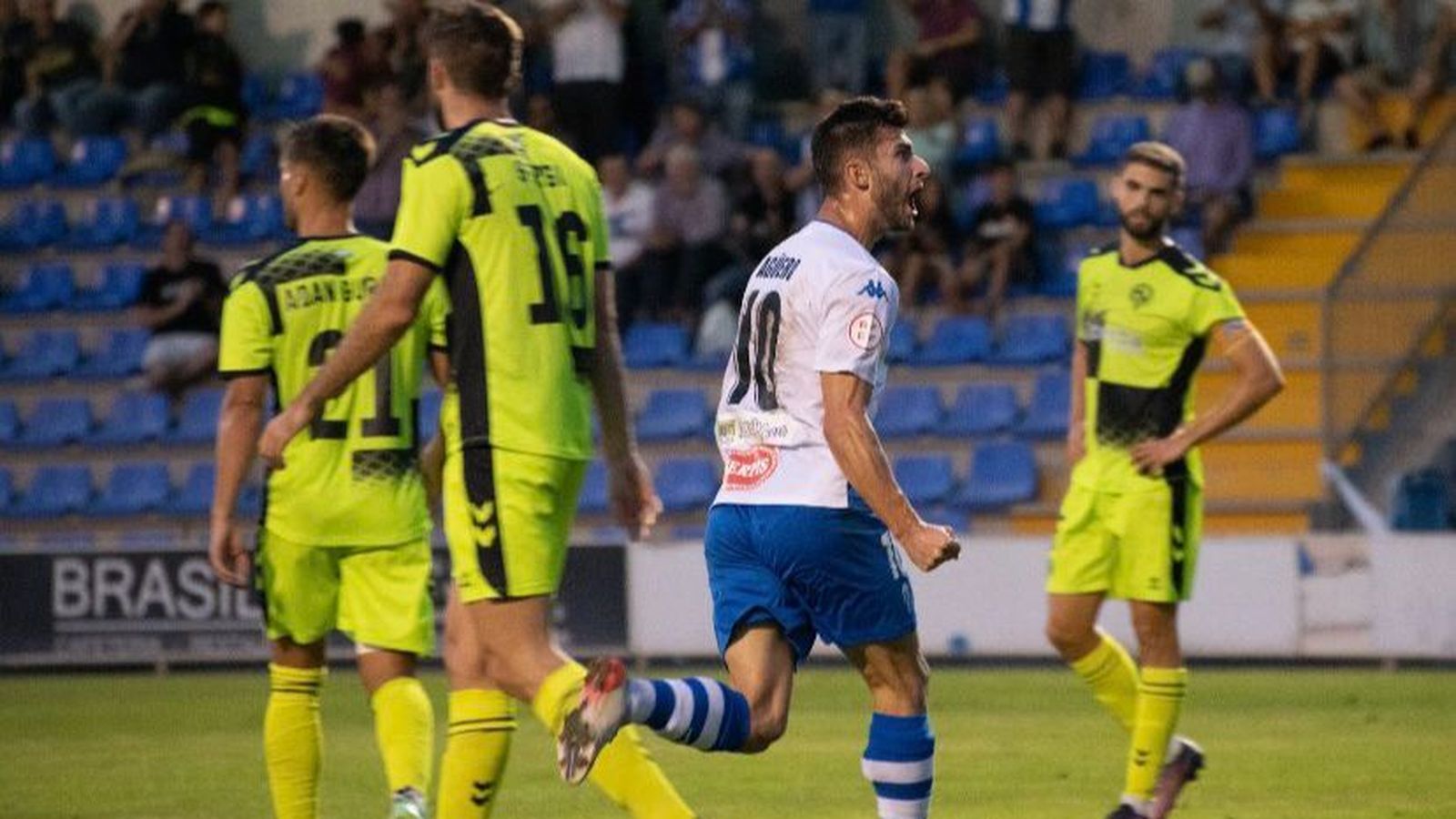 Agüero celebra un dels gols