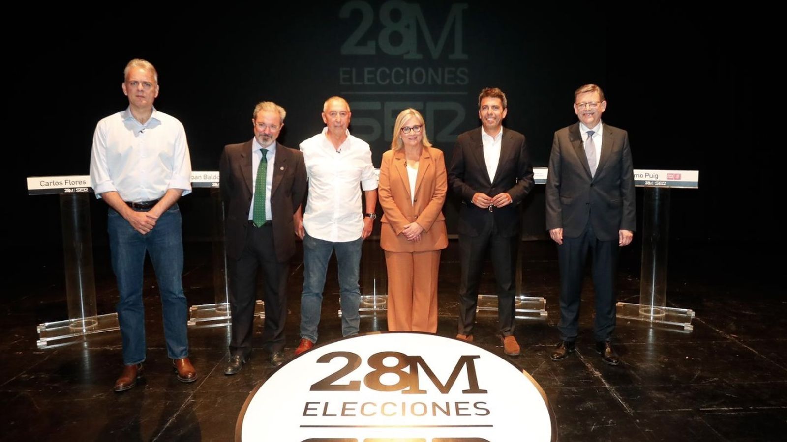 D'esquerra a dreta: Illueca, Flores, Baldoví, Peris, Mazón i Puig, en l'escenari preparat per la Cadena Ser per al debat