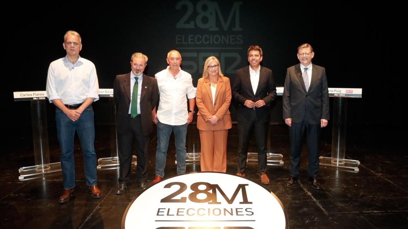 D'esquerra a dreta: Illueca, Flores, Baldoví, Peris, Mazón i Puig, en l'escenari preparat per la Cadena Ser per al debat