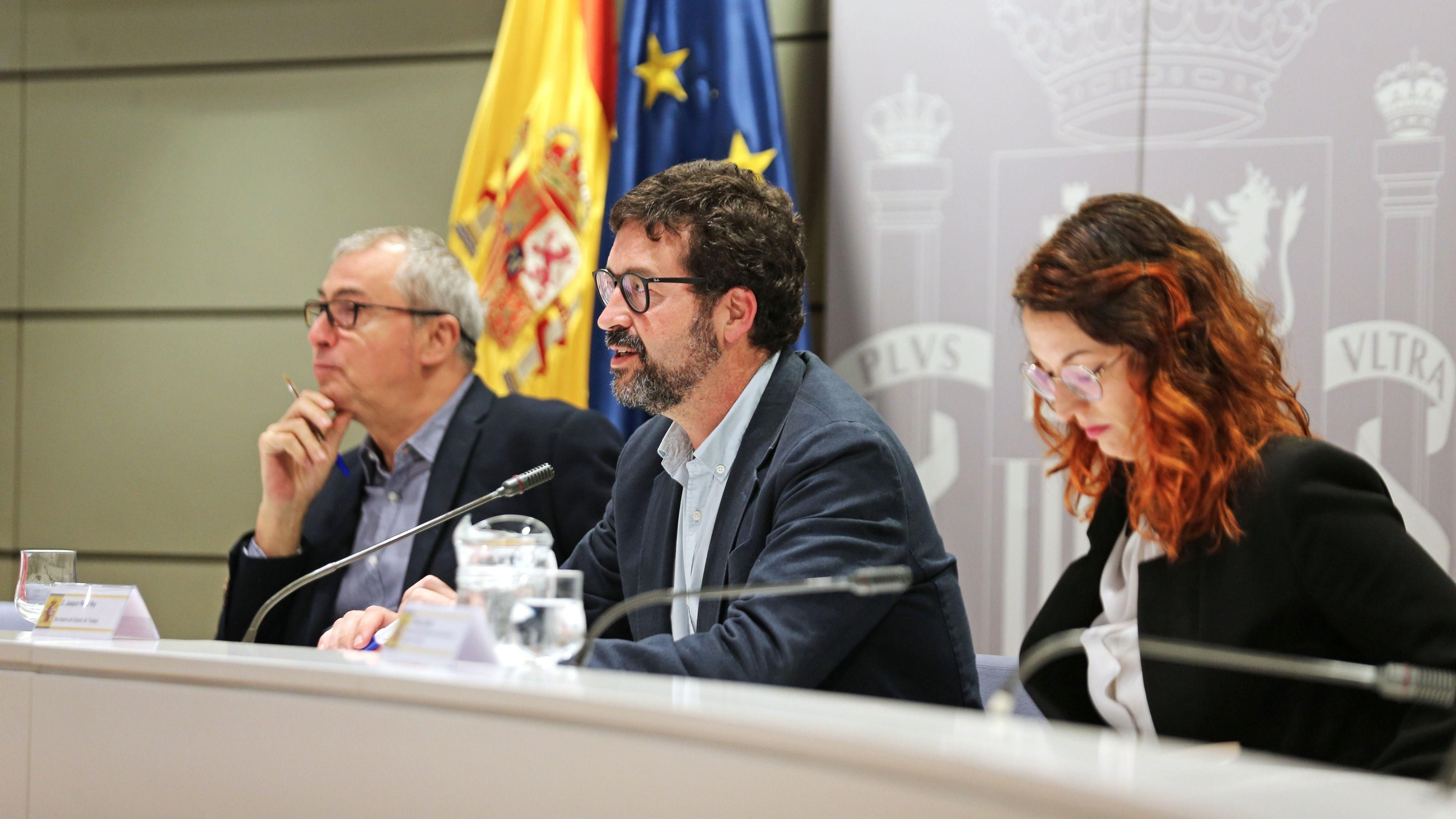 El secretari d'Estat de Treball, Joaquín Pérez Rey, ha presidit la taula de diàleg social que aborda la pujada del salari mínim El secretari d'Estat de Treball, Joaquín Pérez Rey, ha presidit la Taula de Diàleg Social que aborda la pujada del Salari Mínim