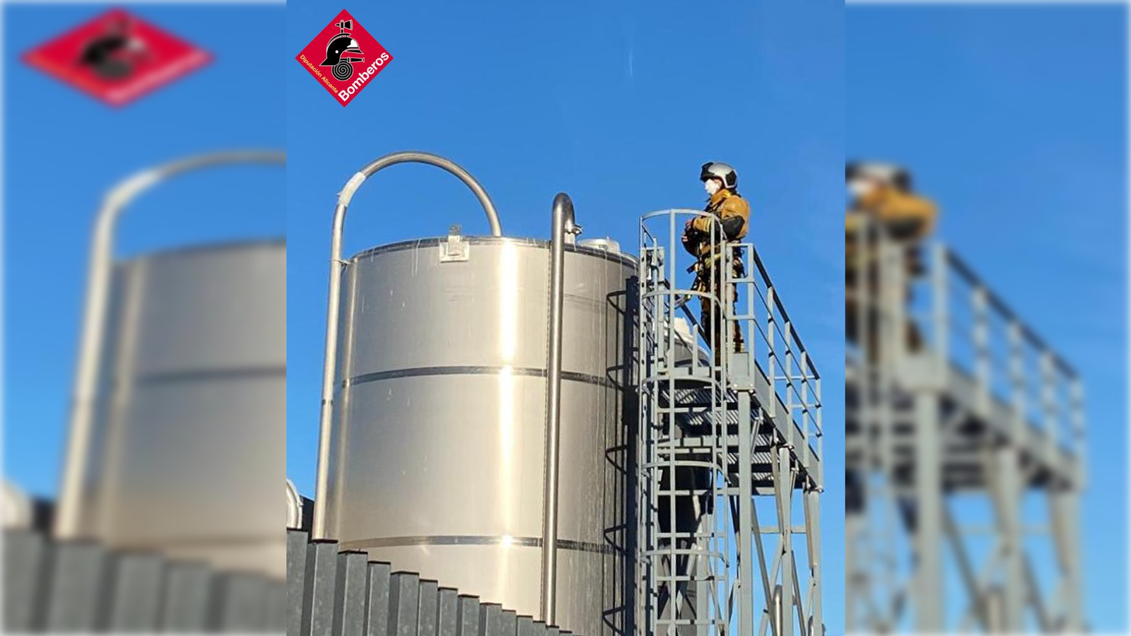 Un bomber examina un tanc de la fàbrica afectada pel foc