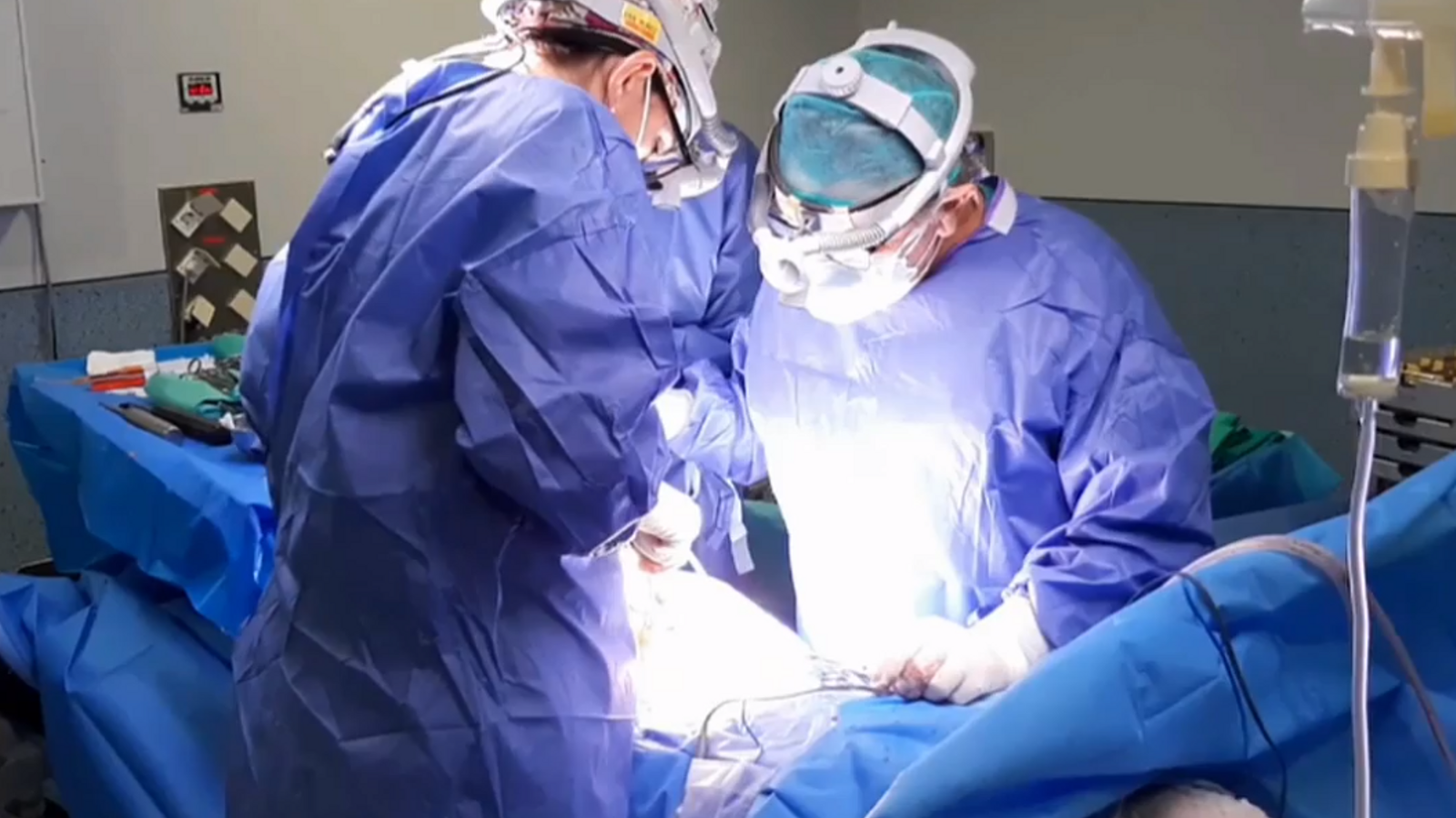 Imatge d'arxiu d'una intervenció quirúrgica a un hospital valencià