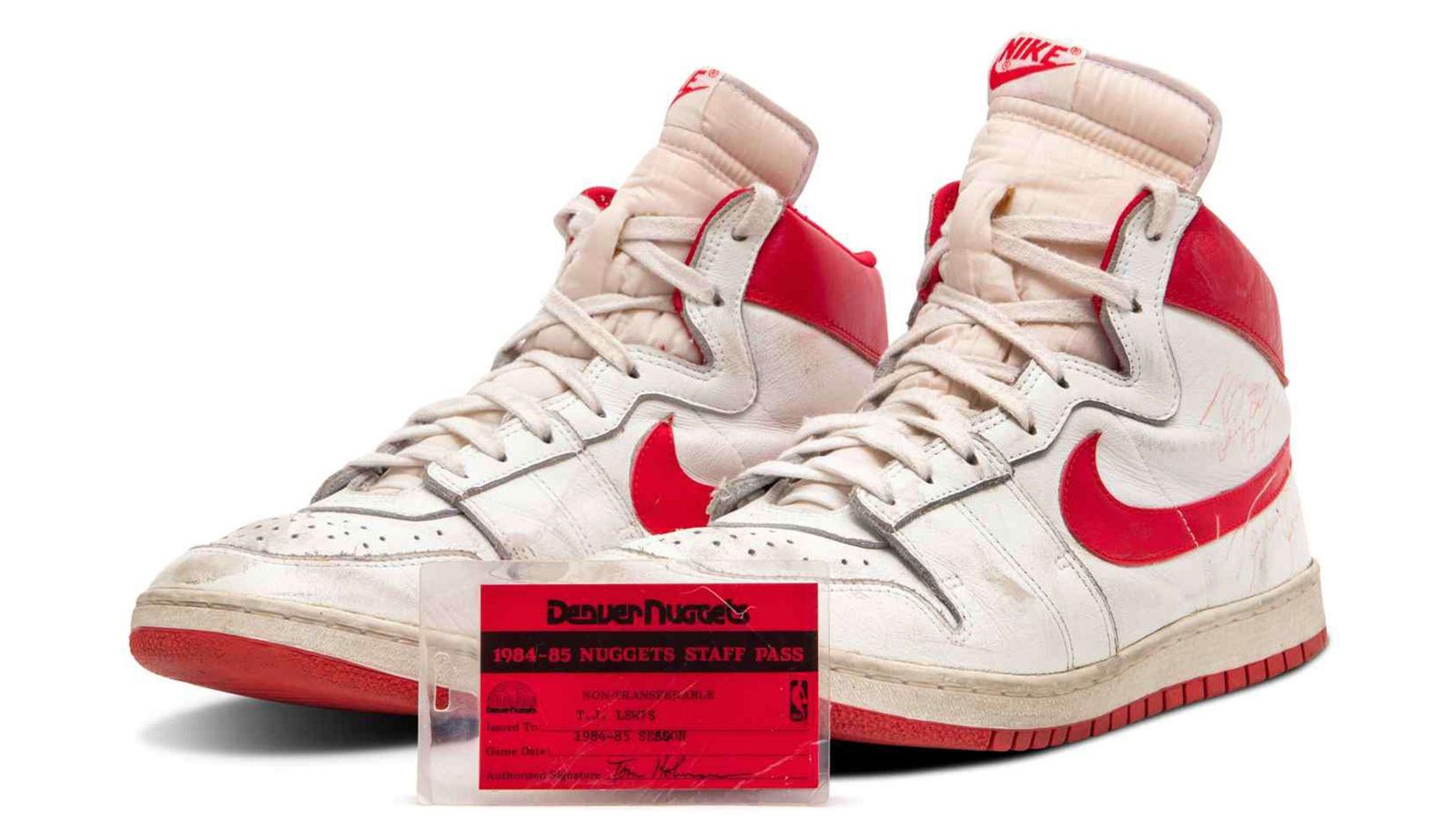 Les sabatilles Nike Air Ships en blanc i roig signades per Jordan