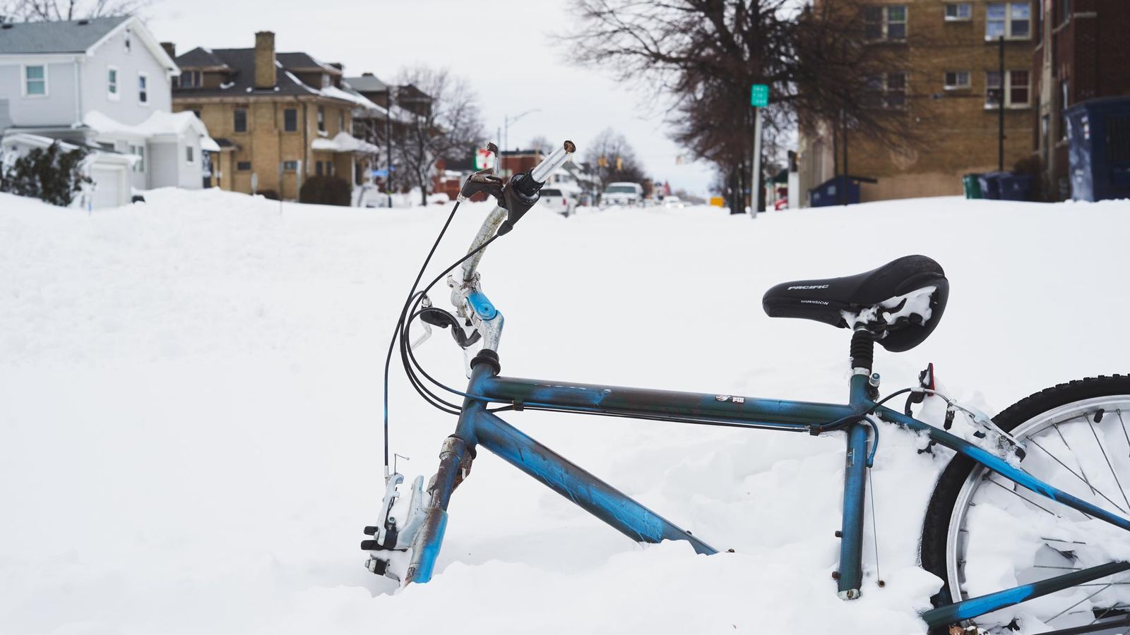 La neu engul una bicicleta a Buffalo (Nova York)