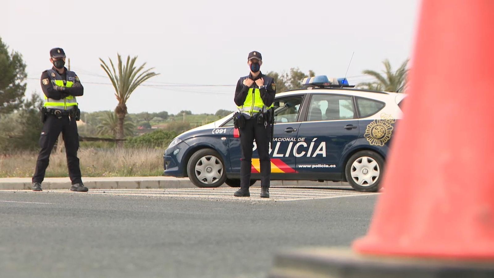 Dos agents de policia, en un control