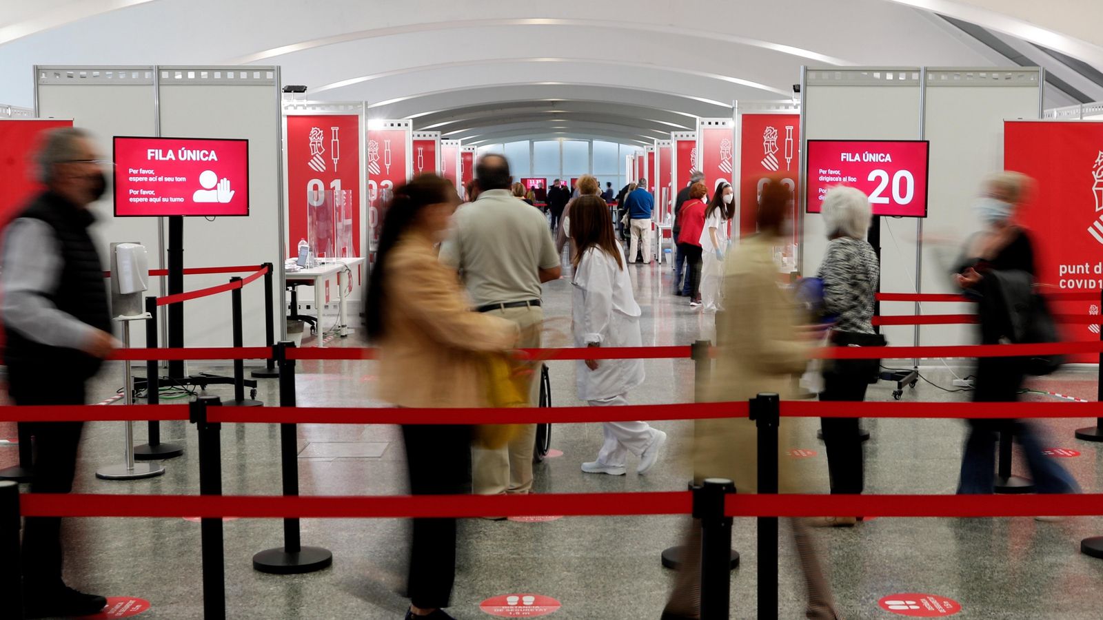 Punt de vacunació massiva instal·lat a la Ciutat de les Arts i les Ciències de València, en una imatge d'aquest dilluns