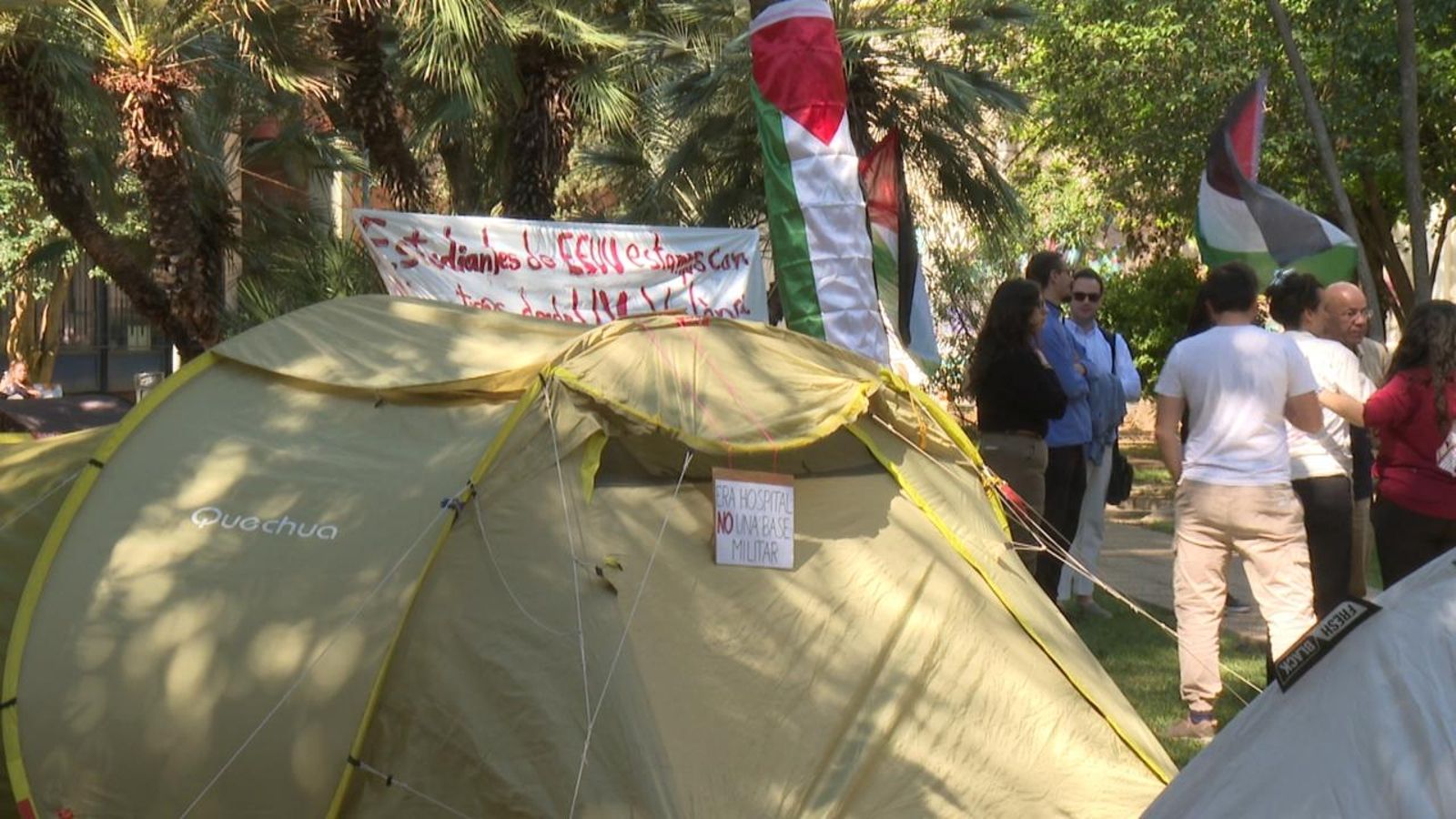 Imatges de l'acampada a la UV en suport a Palestina