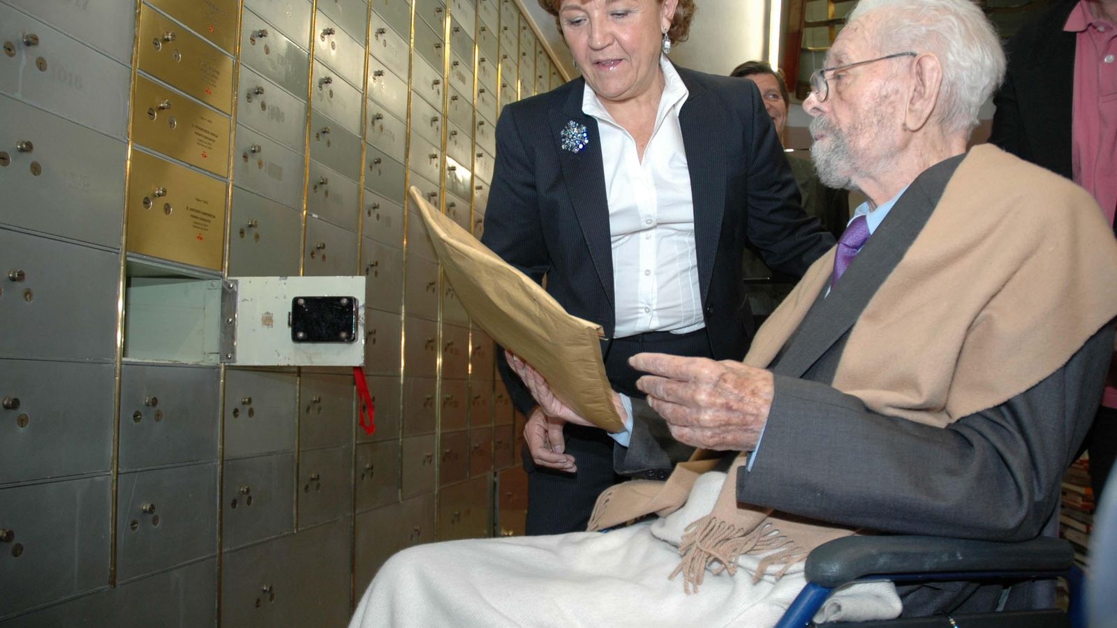 El cineasta García Berlanga al costat de l'aleshores directora del Cervantes, Carmen Caffarel, el maig del 2008 quan va dipositar un llegat per ara desconegut