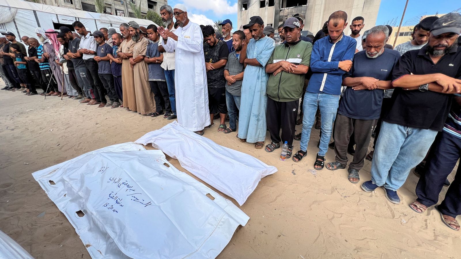 Funeral a les portes de l'Hospital Nasser pels palestins assassinats en el punt d'entrega d'aliments