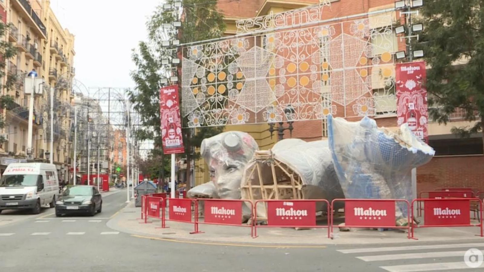 Les falles ocupen els carrers de València