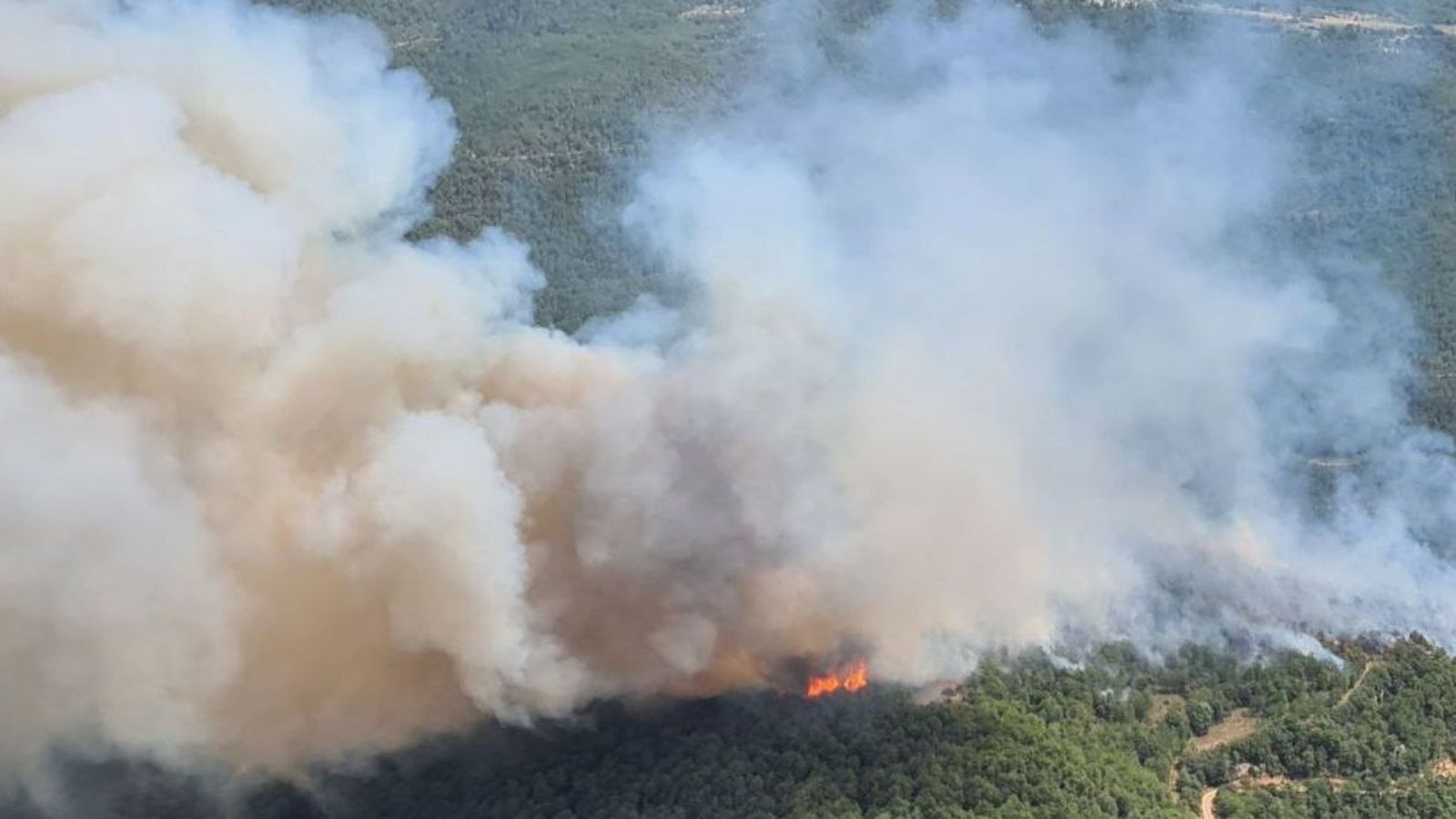 Incendi a Lladurs, a la comarca del Solsonès, Catalunya, aquest divendres