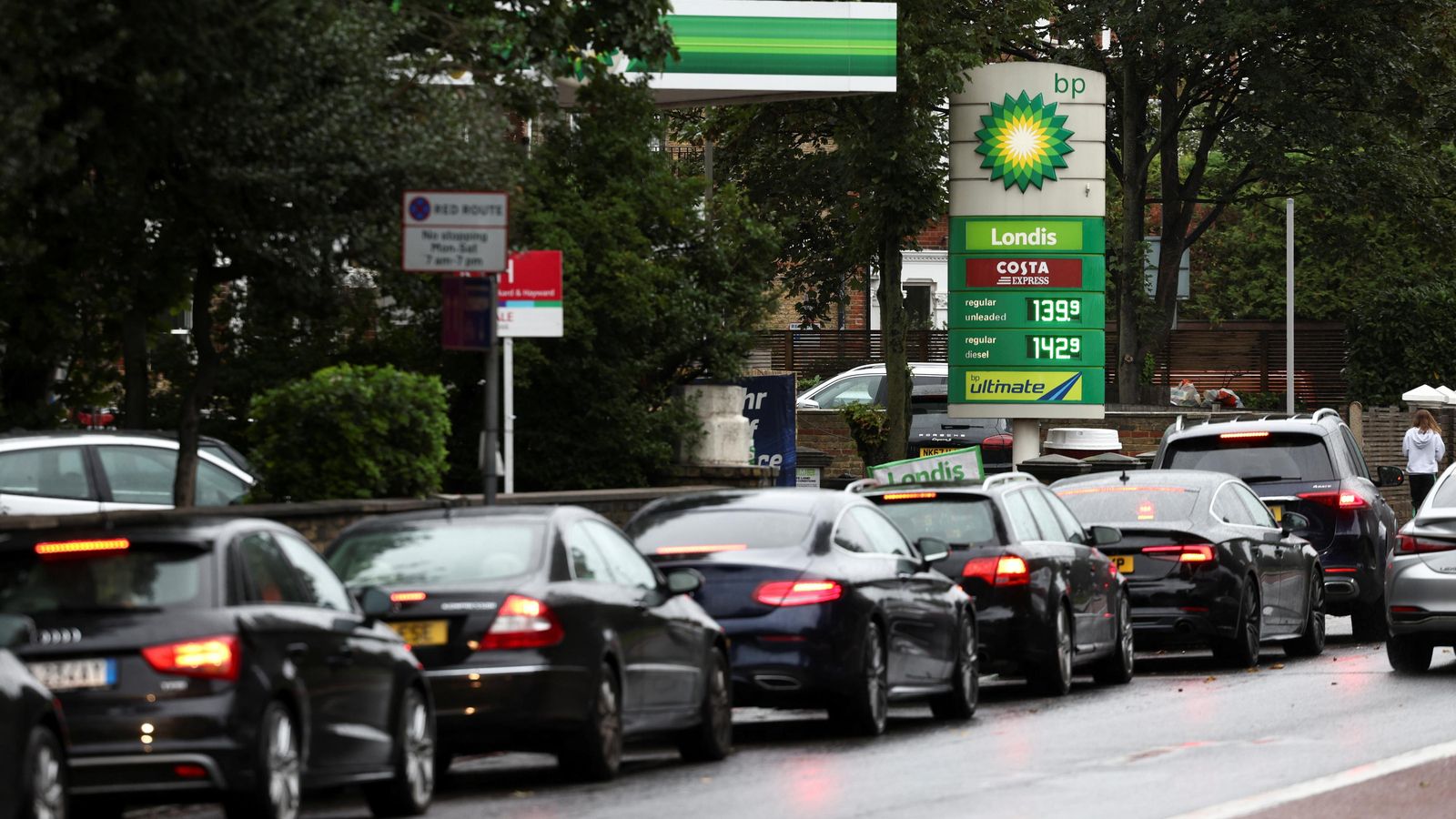 Cues en l'accés a una gasolinera de Londres el passat dissabte
