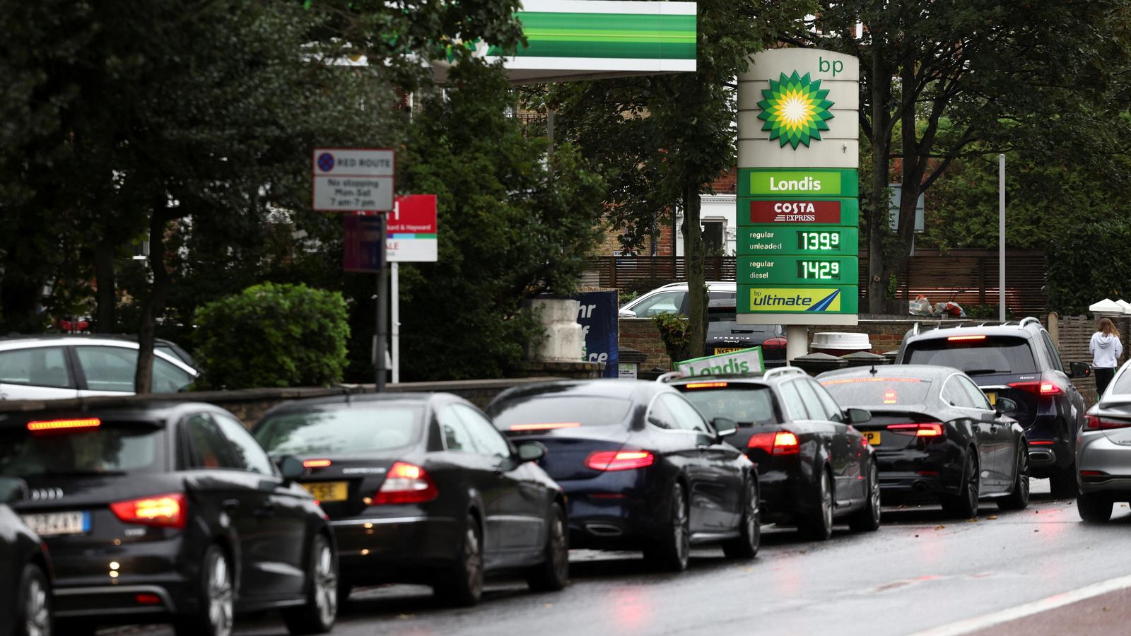 Cues en l'accés a una gasolinera de Londres dissabte Cues en l'accés a una gasolinera de Londres el passat dissabte