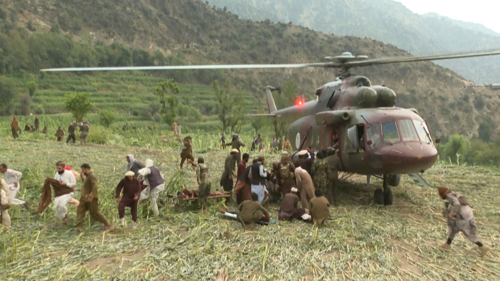 Els helicòpters continuen evacuant ferits des de les zones devastades pel segon terratrémol en dos dies