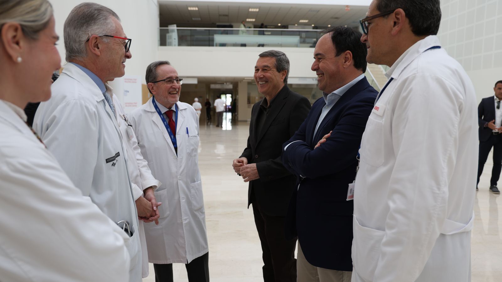 Juan Fran Pérez Llorca i Marciano Gómez, Conseller de Sanitat, a l'entrada de l'hospital La Fe amb diversos metges