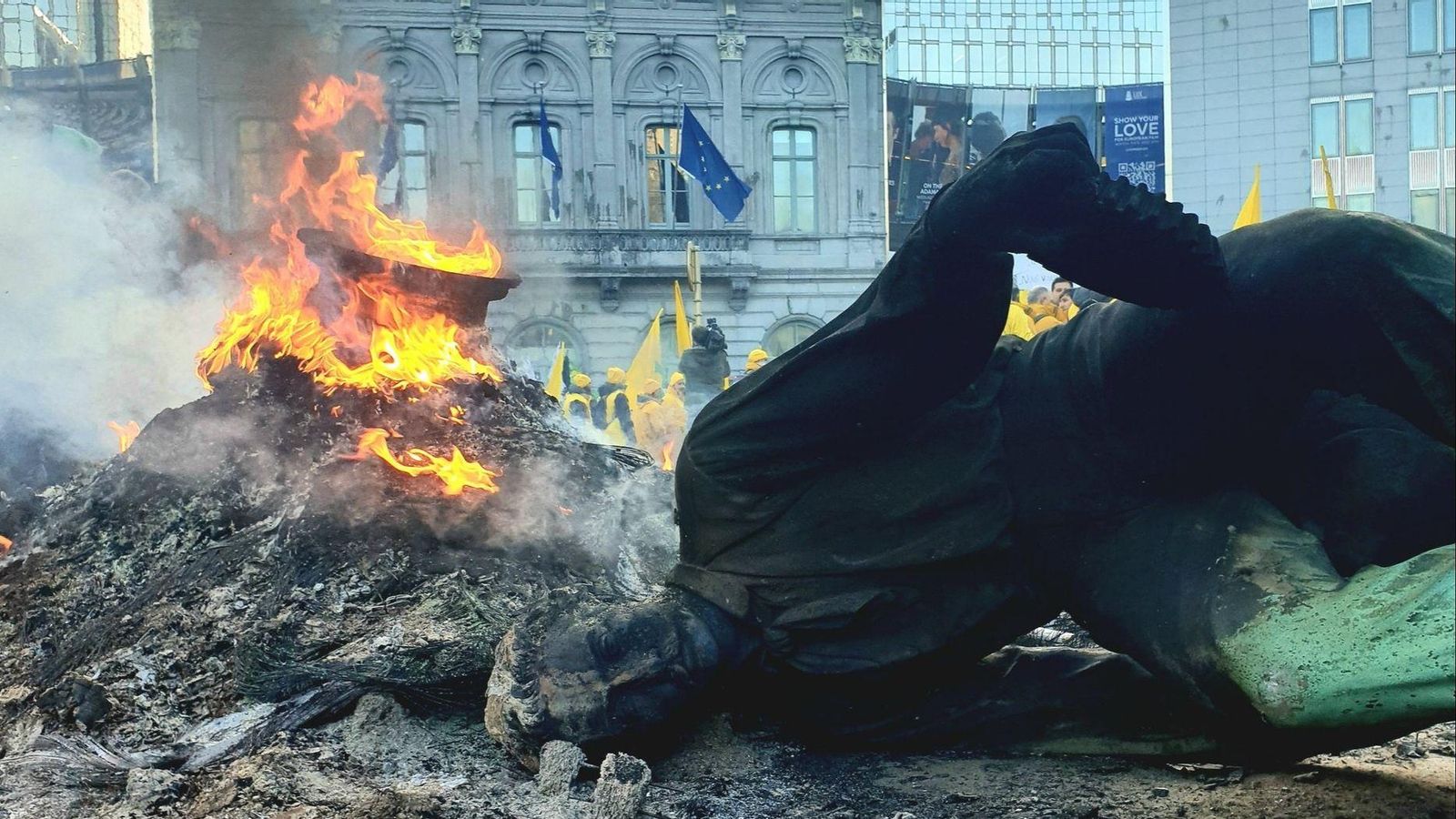 Els agricultors han tomat i cremat una estàtua del monument que adorna el centre de la plaça de Luxemburg, a Bru