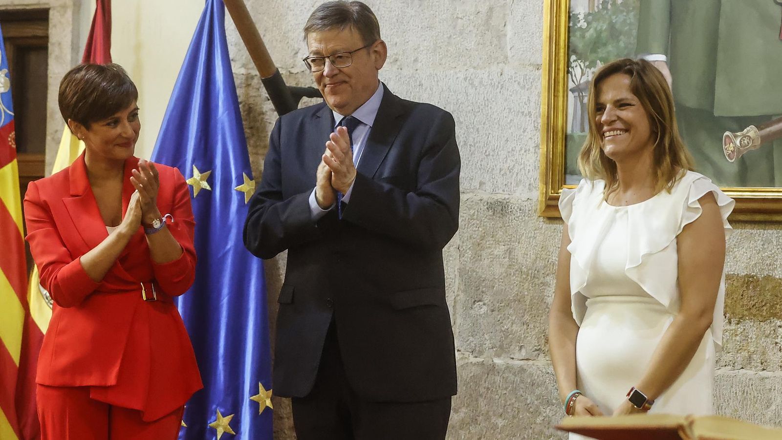 Pilar Bernabé, a la dreta, en l'acte de presa de possessió, al qual han acudit la ministra Rodríguez i el president Puig