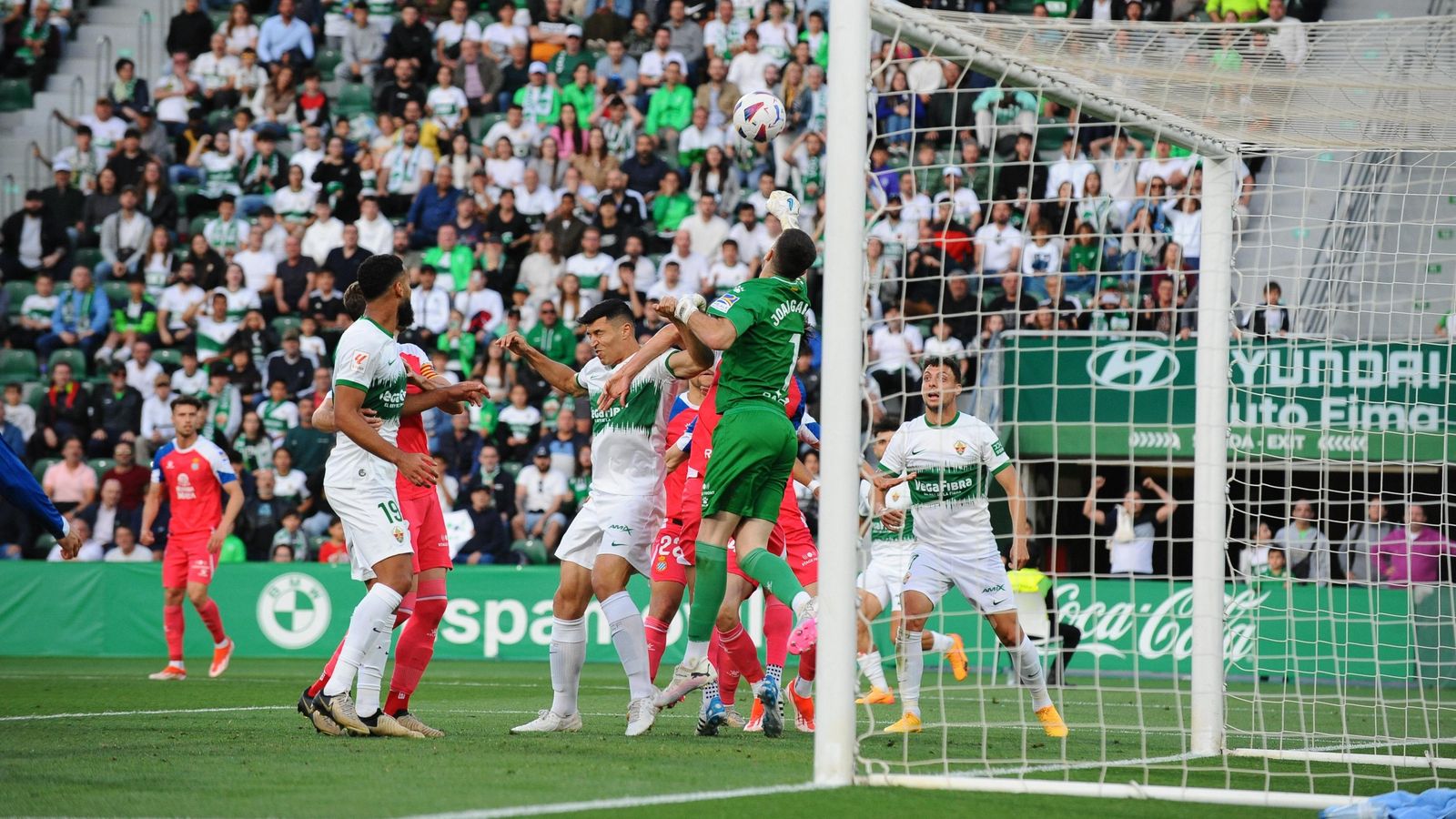 El porter de l'Espanyol rebutja una acció ofensiva de l'Elx