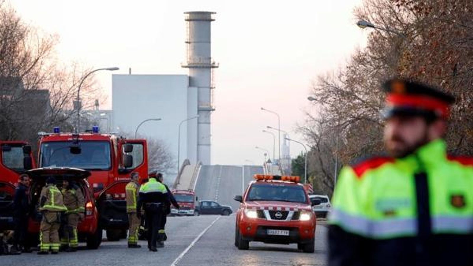 Bombers i Mossos d'Esquadra, a l'entrada de la petroquímica