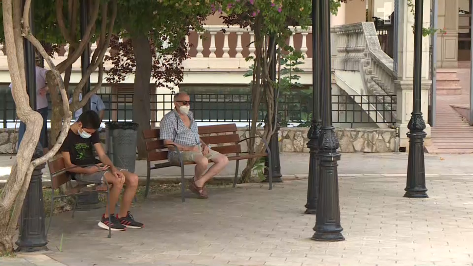 Gent a l'ombra dia de calor