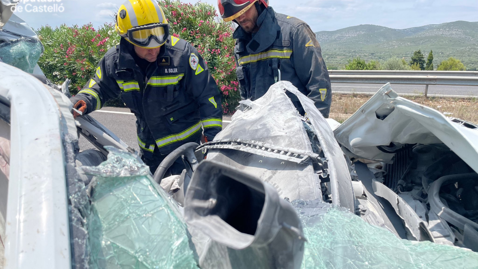 Els bombers junt amb el vehicle ensinistrat