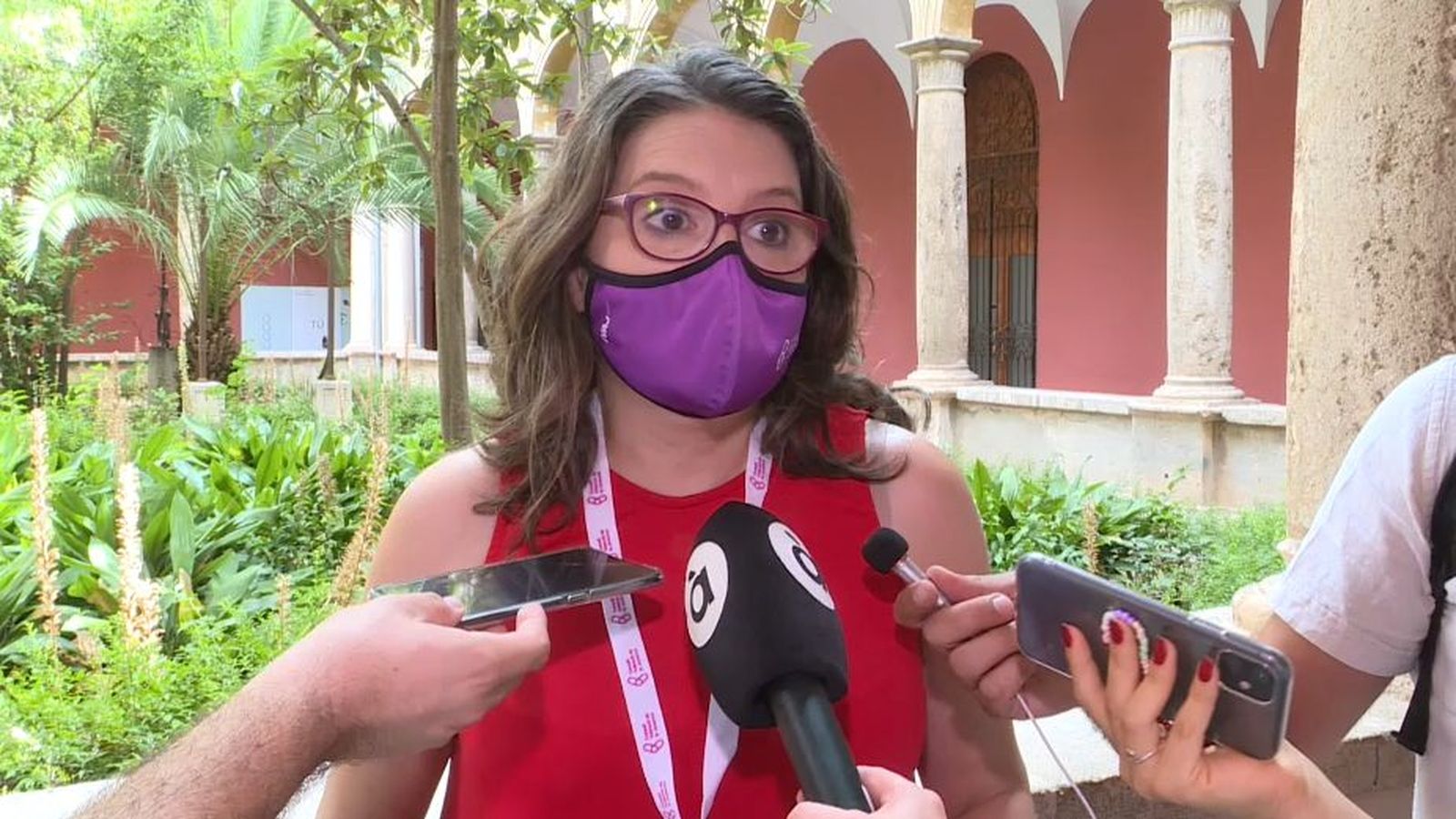 La titular de Polítiques Inclusives, Mónica Oltra, atén els mitjans de comunicació aquest dijous