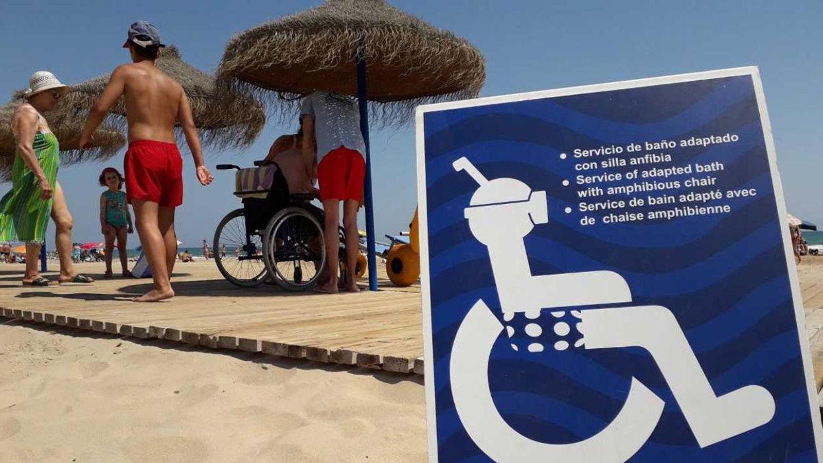 Servei de banys adaptat amb cadira amfíbia a la platja d'Oliva