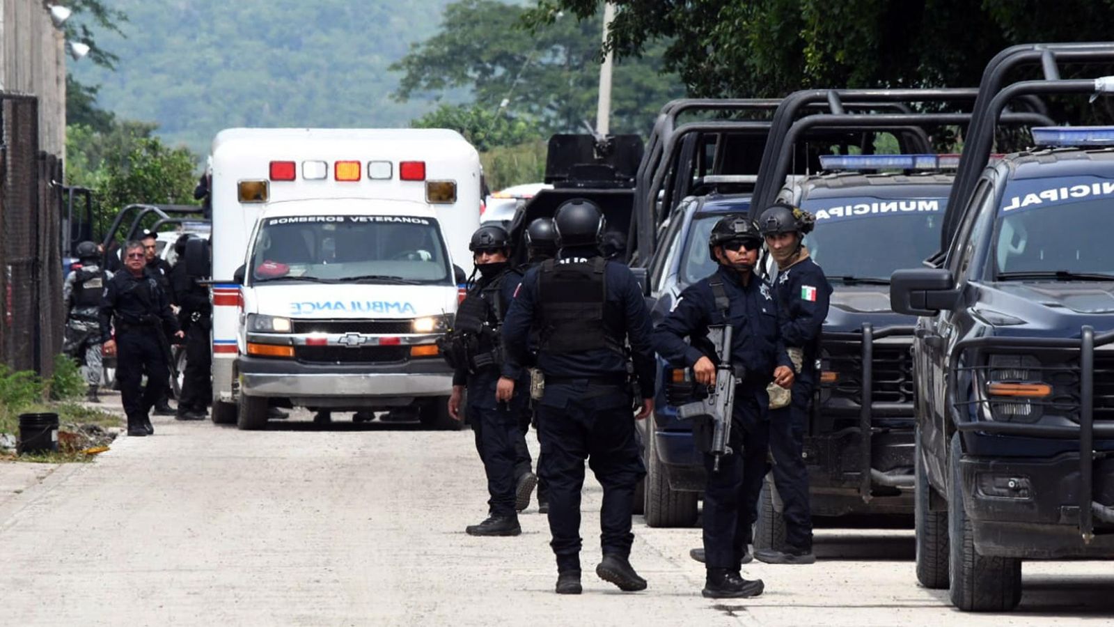 La policia custodia els exteriors de la presó d'El Castillo, a l'estat de Sinaloa, després del succés